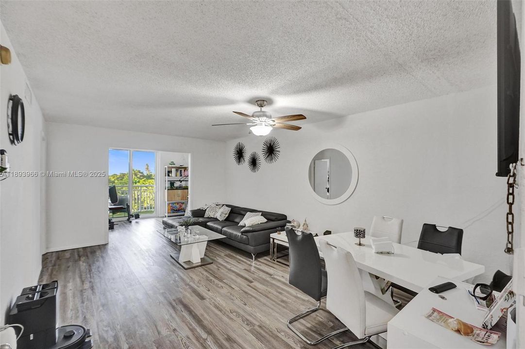 For Sale: $207,500 (1 beds, 1 baths, 710 Square Feet)