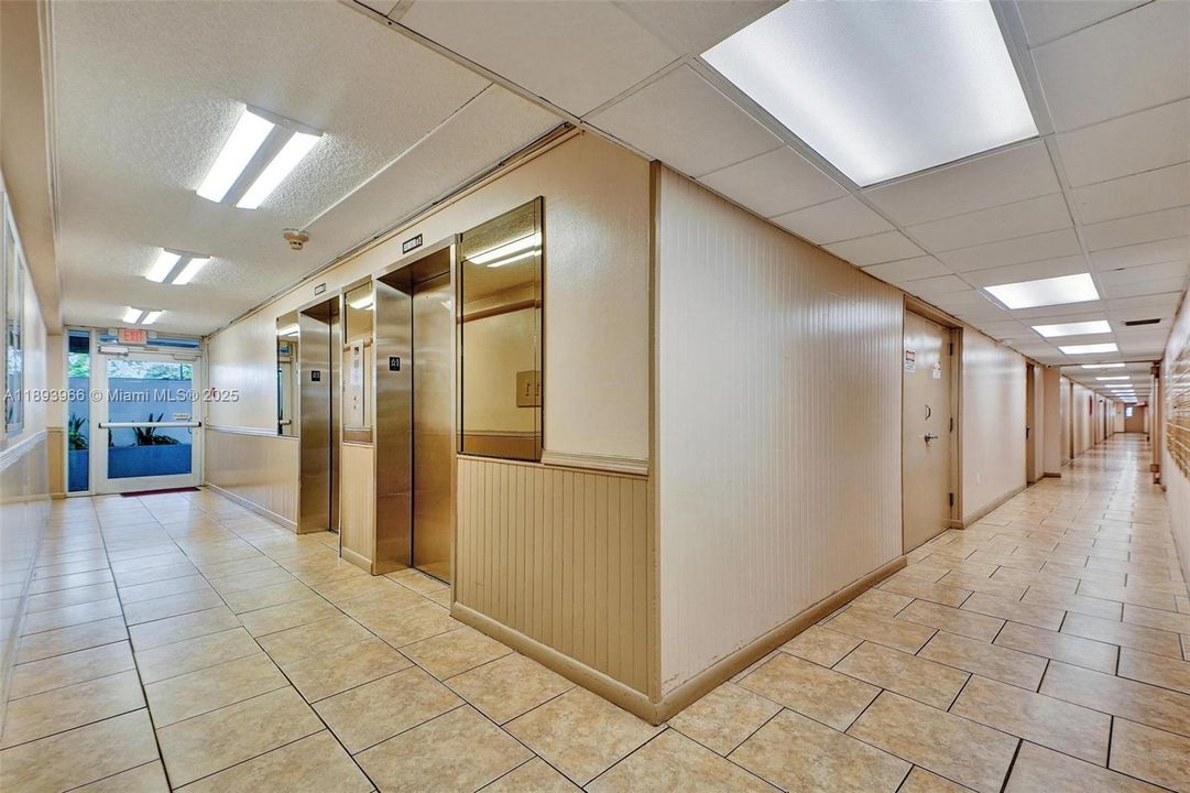 For Sale: $207,500 (1 beds, 1 baths, 710 Square Feet)