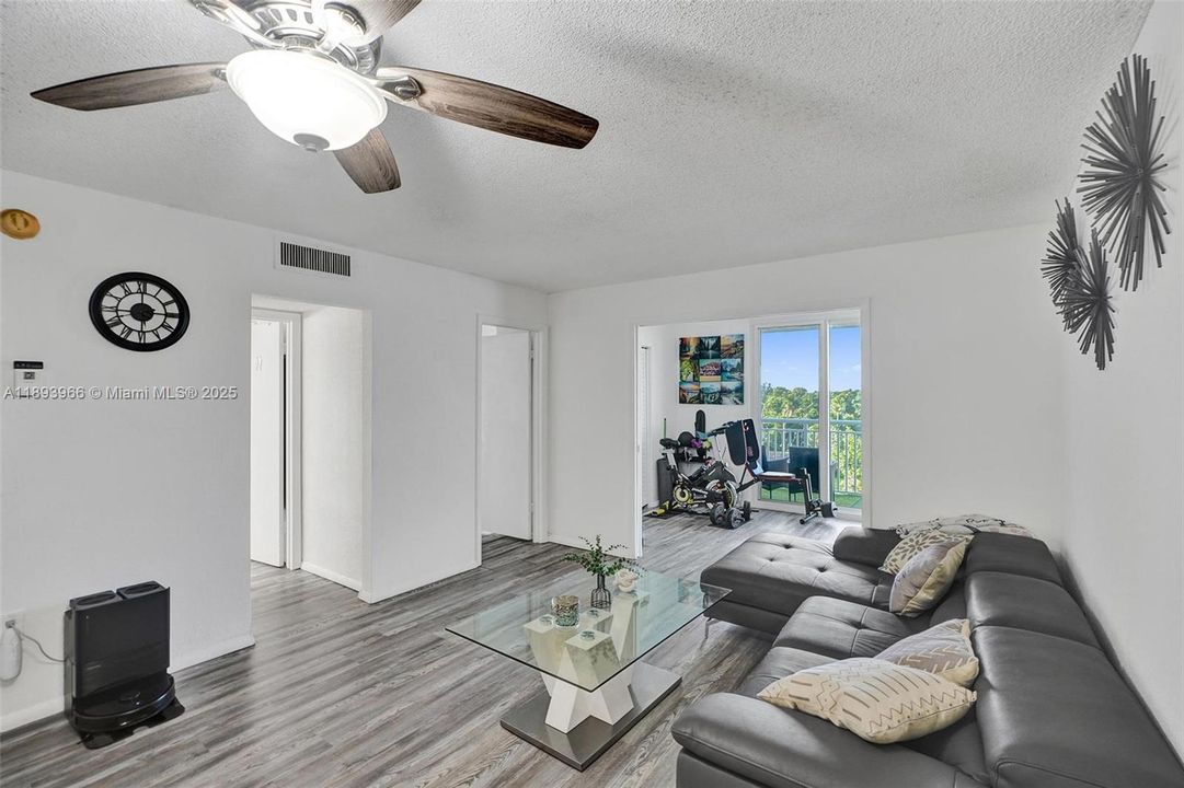 For Sale: $207,500 (1 beds, 1 baths, 710 Square Feet)