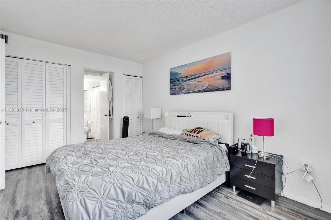 For Sale: $207,500 (1 beds, 1 baths, 710 Square Feet)