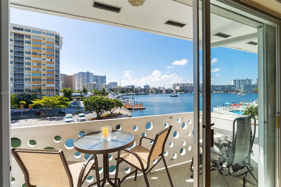 Active With Contract: $179,000 (1 beds, 1 baths, 700 Square Feet)