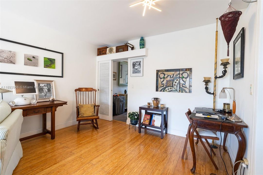 Active With Contract: $179,000 (1 beds, 1 baths, 700 Square Feet)