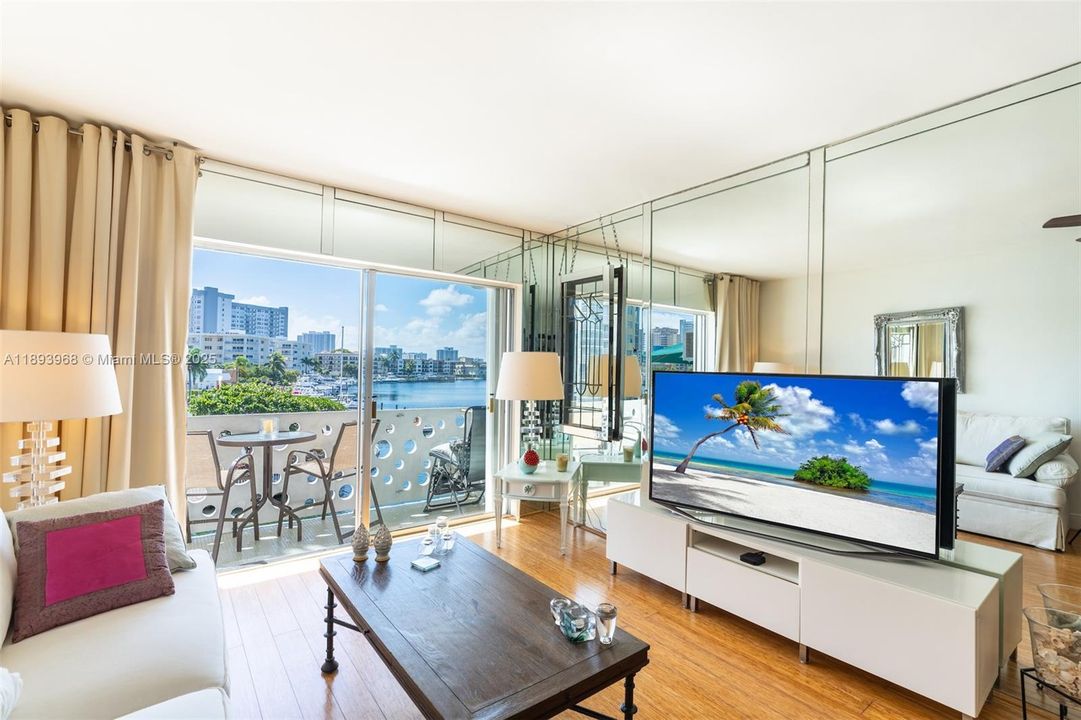 Active With Contract: $179,000 (1 beds, 1 baths, 700 Square Feet)