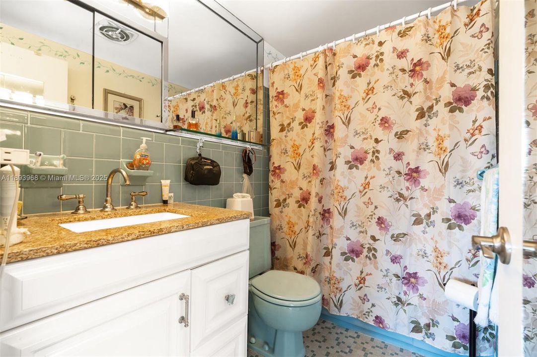 Active With Contract: $179,000 (1 beds, 1 baths, 700 Square Feet)