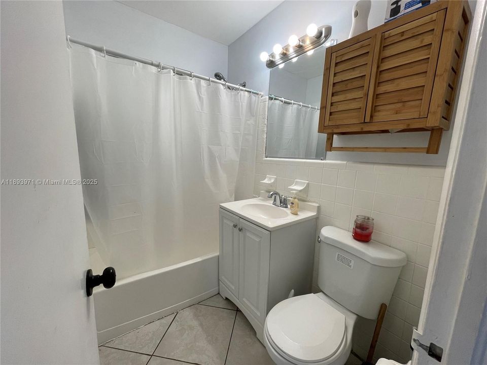 Active With Contract: $362,900 (2 beds, 2 baths, 960 Square Feet)