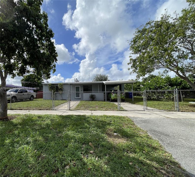 Active With Contract: $362,900 (2 beds, 2 baths, 960 Square Feet)