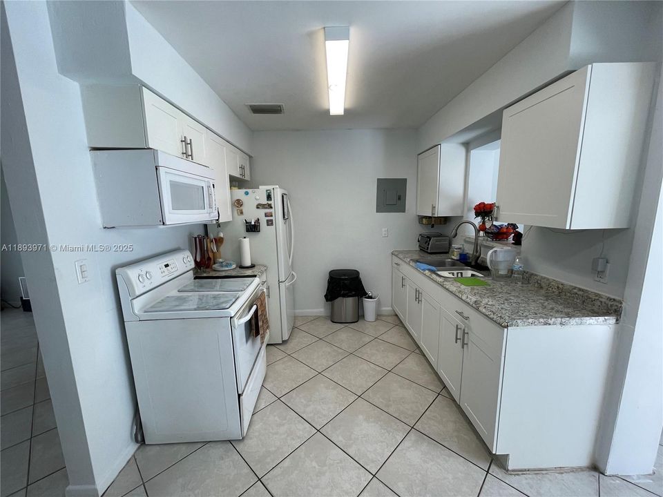 Active With Contract: $362,900 (2 beds, 2 baths, 960 Square Feet)