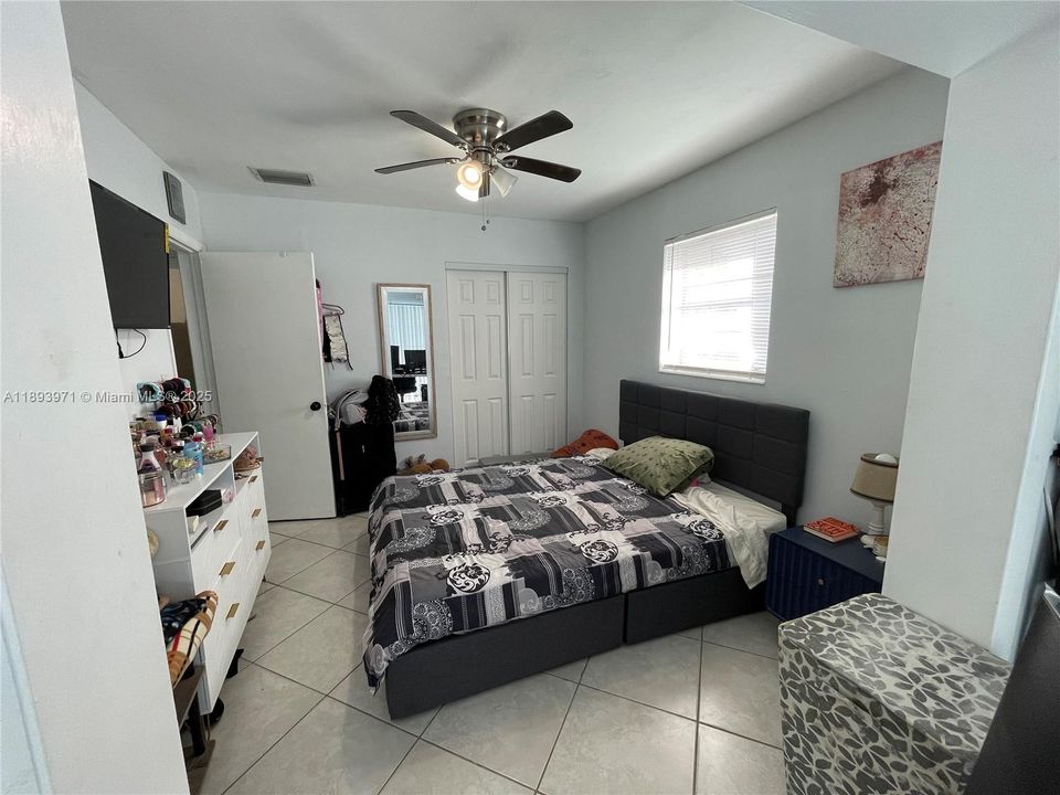 Active With Contract: $362,900 (2 beds, 2 baths, 960 Square Feet)