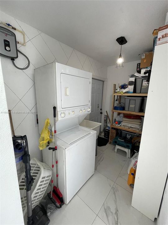 Active With Contract: $362,900 (2 beds, 2 baths, 960 Square Feet)