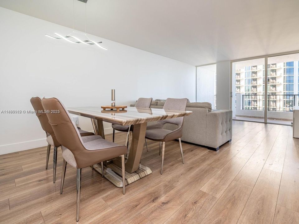 待售: $430,000 (1 贝兹, 1 浴室, 860 平方英尺)