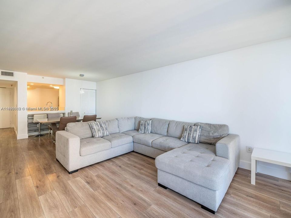 待售: $430,000 (1 贝兹, 1 浴室, 860 平方英尺)