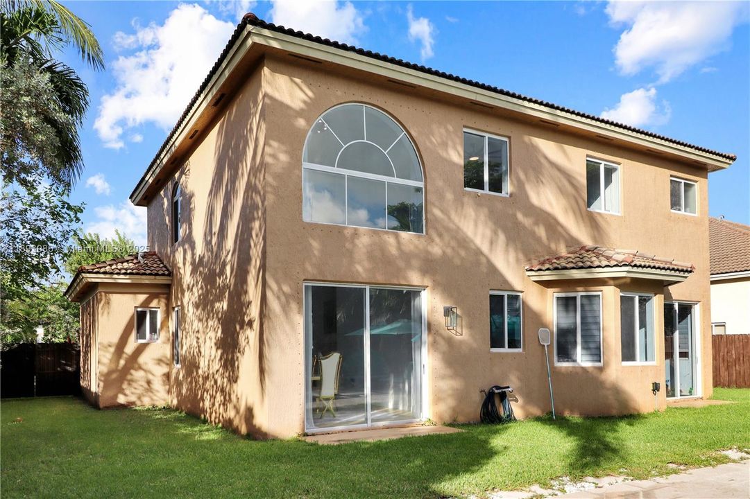 En Venta: $700,000 (4 camas, 3 baños, 2578 Pies cuadrados)