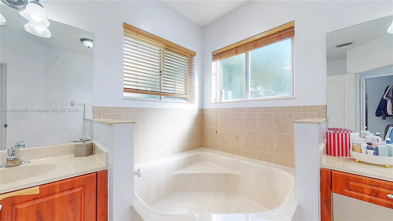 En Venta: $700,000 (4 camas, 3 baños, 2578 Pies cuadrados)