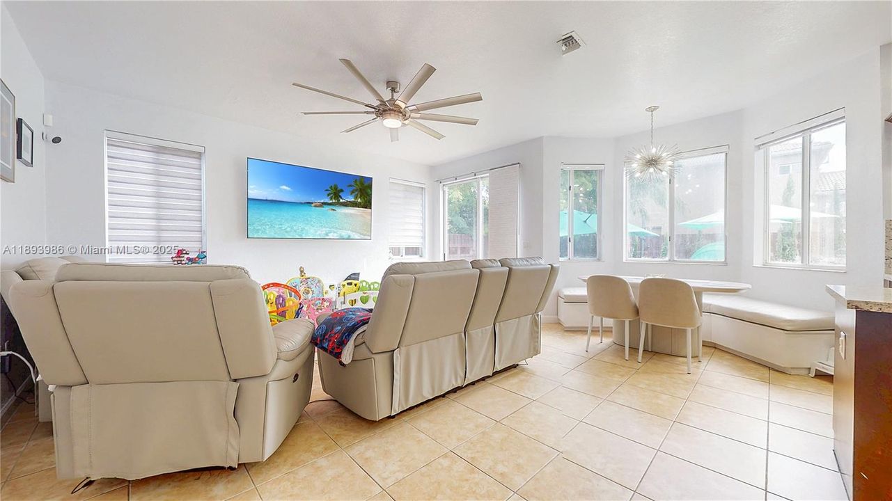 En Venta: $700,000 (4 camas, 3 baños, 2578 Pies cuadrados)