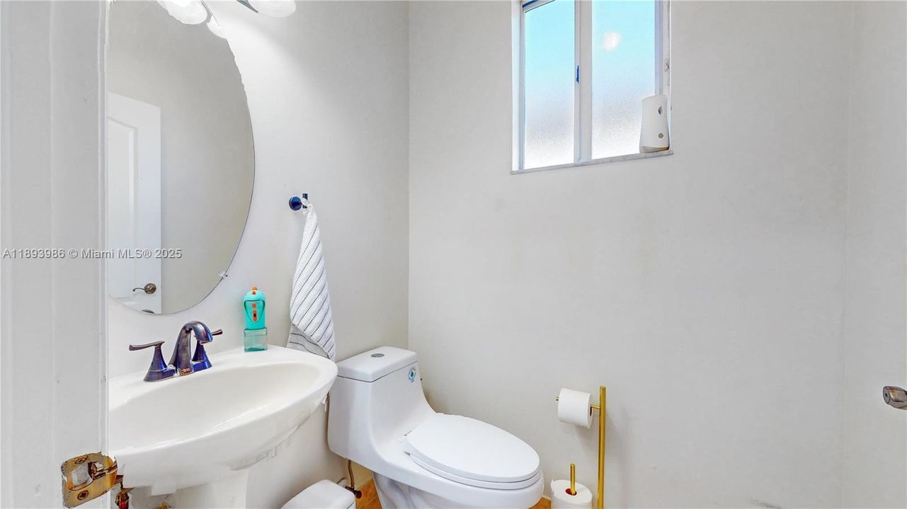 En Venta: $700,000 (4 camas, 3 baños, 2578 Pies cuadrados)