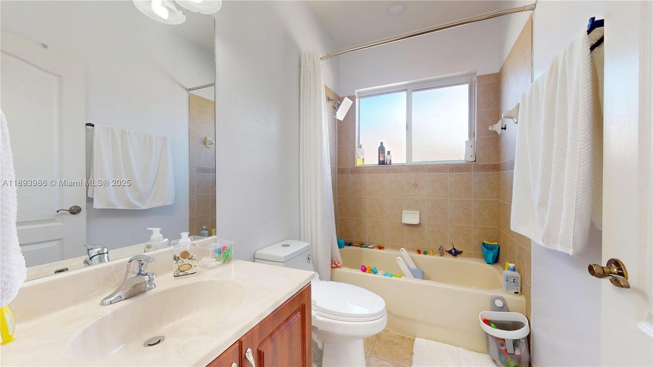 En Venta: $700,000 (4 camas, 3 baños, 2578 Pies cuadrados)