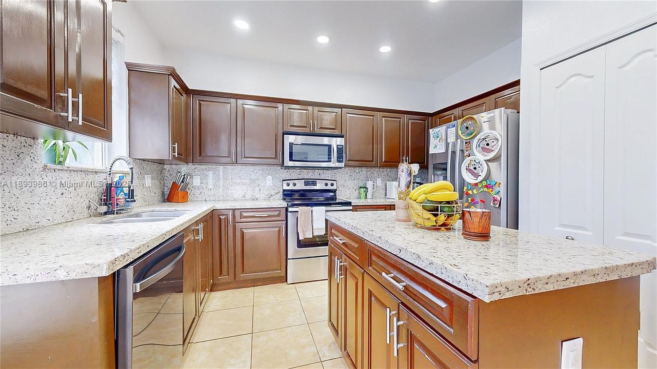 En Venta: $700,000 (4 camas, 3 baños, 2578 Pies cuadrados)