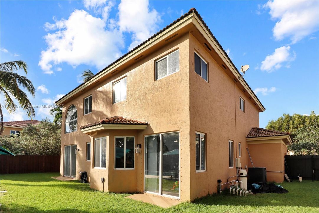 En Venta: $700,000 (4 camas, 3 baños, 2578 Pies cuadrados)