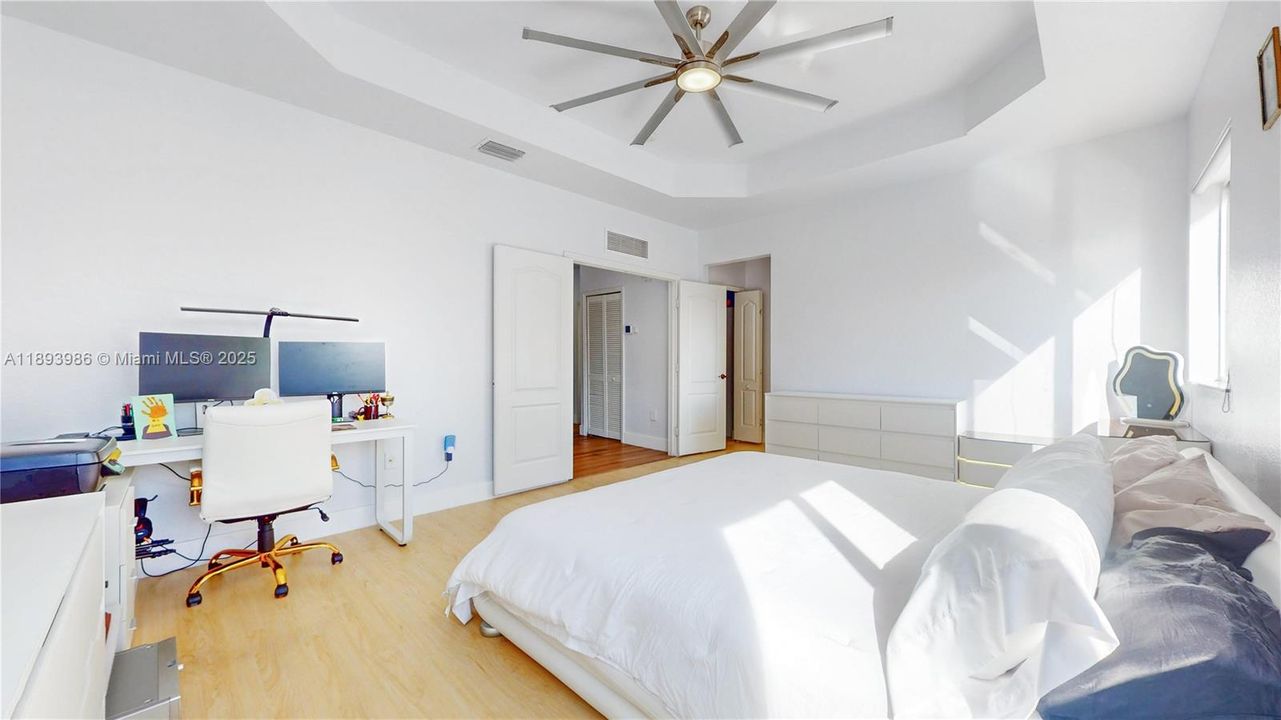 En Venta: $700,000 (4 camas, 3 baños, 2578 Pies cuadrados)