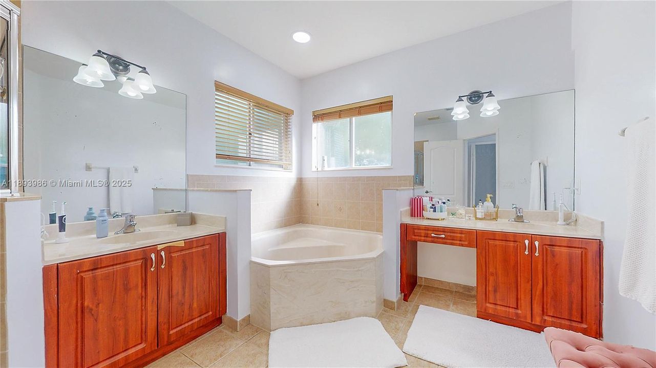 En Venta: $700,000 (4 camas, 3 baños, 2578 Pies cuadrados)