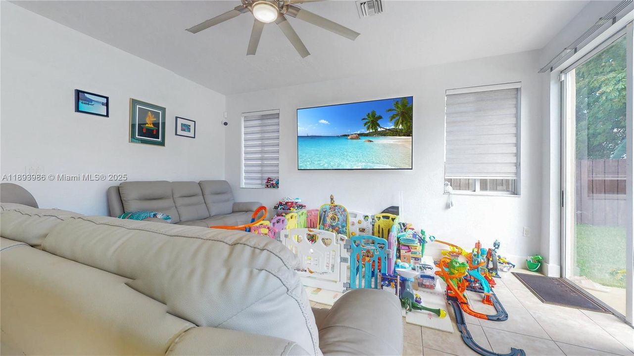 En Venta: $700,000 (4 camas, 3 baños, 2578 Pies cuadrados)