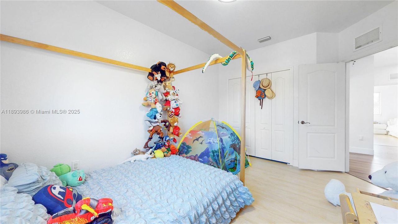 En Venta: $700,000 (4 camas, 3 baños, 2578 Pies cuadrados)