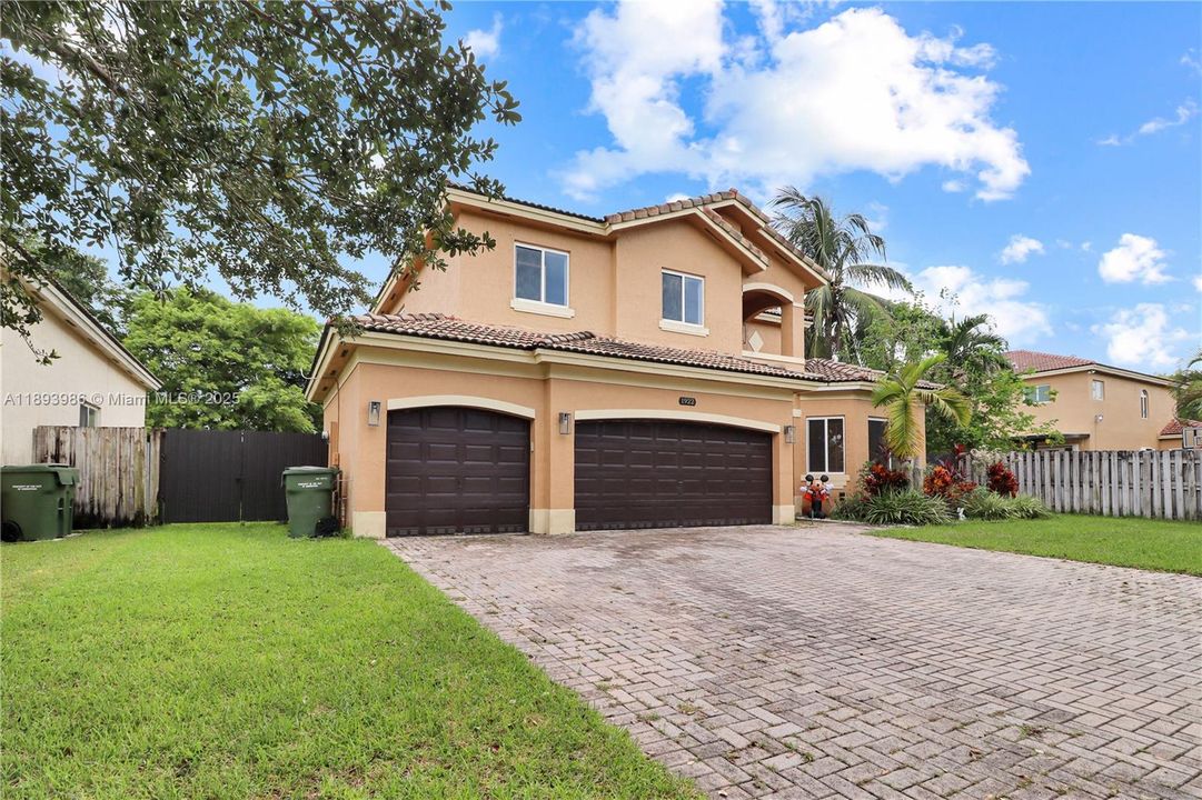 En Venta: $700,000 (4 camas, 3 baños, 2578 Pies cuadrados)