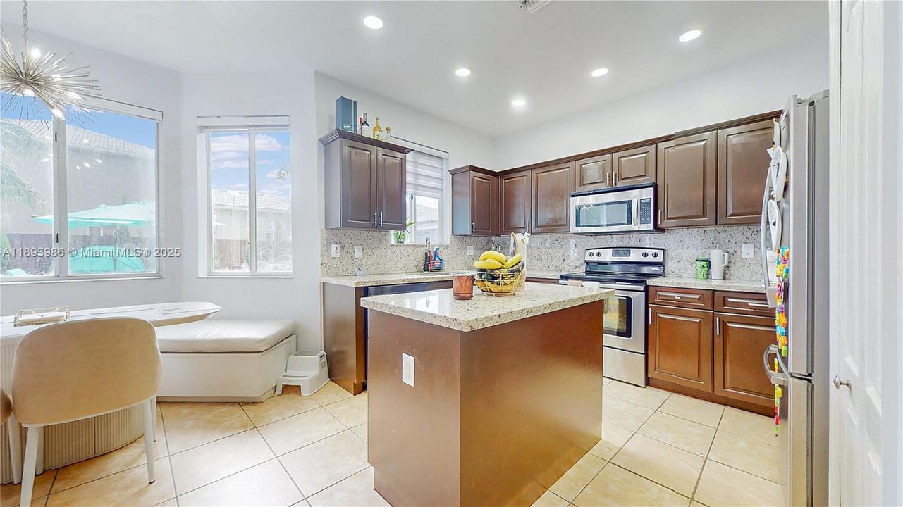 En Venta: $700,000 (4 camas, 3 baños, 2578 Pies cuadrados)