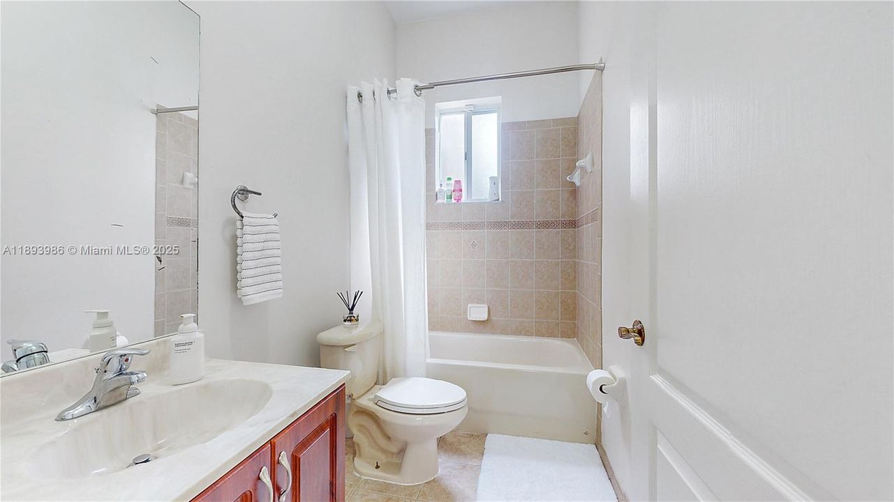 En Venta: $700,000 (4 camas, 3 baños, 2578 Pies cuadrados)