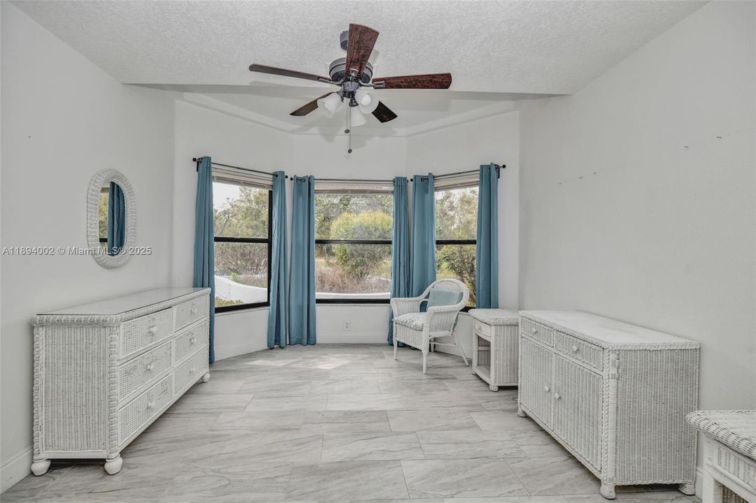 En Venta: $799,900 (5 camas, 3 baños, 3263 Pies cuadrados)