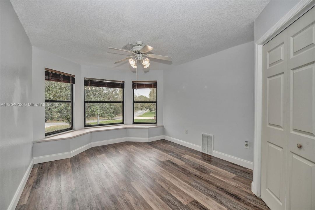 En Venta: $799,900 (5 camas, 3 baños, 3263 Pies cuadrados)