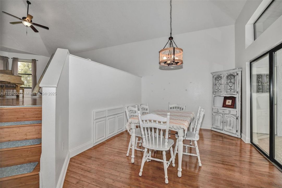 En Venta: $799,900 (5 camas, 3 baños, 3263 Pies cuadrados)