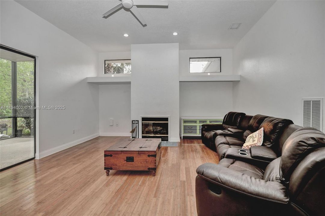 En Venta: $799,900 (5 camas, 3 baños, 3263 Pies cuadrados)