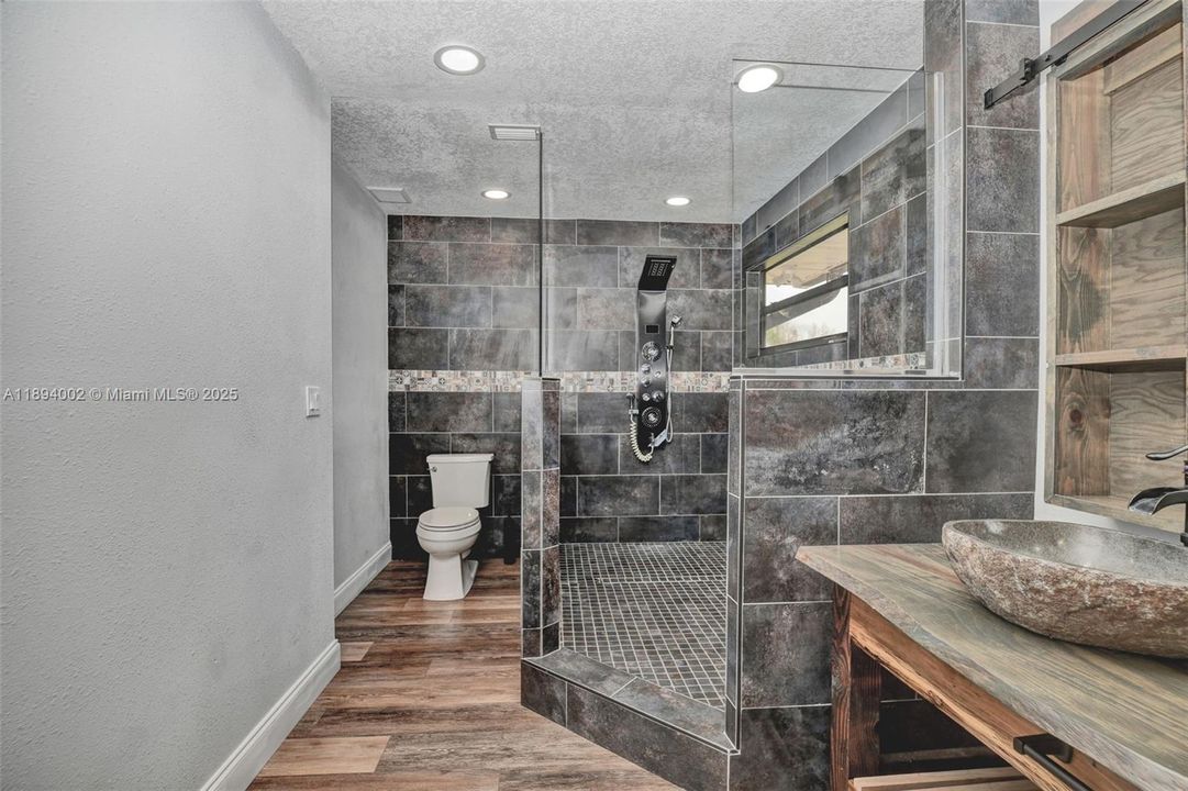 En Venta: $799,900 (5 camas, 3 baños, 3263 Pies cuadrados)