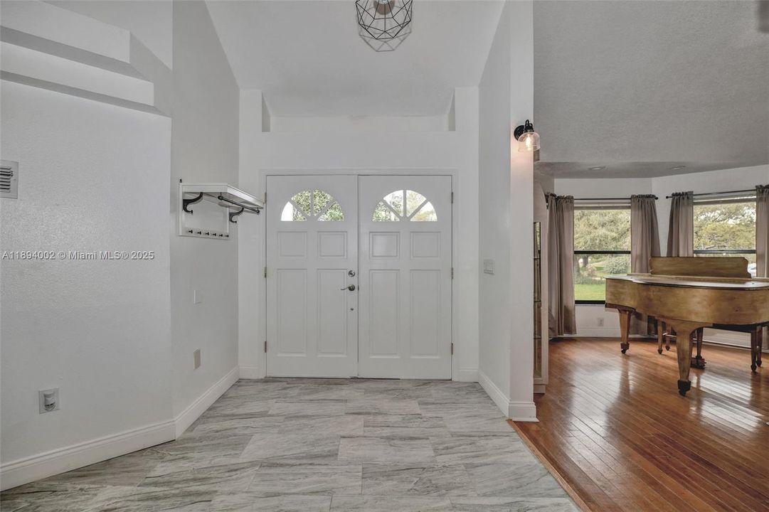 En Venta: $799,900 (5 camas, 3 baños, 3263 Pies cuadrados)