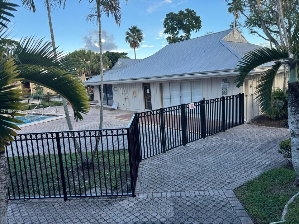 出租: $2,100 (3 贝兹, 2 浴室, 1081 平方英尺)