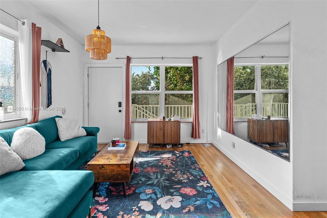 For Sale: $255,000 (1 beds, 1 baths, 650 Square Feet)