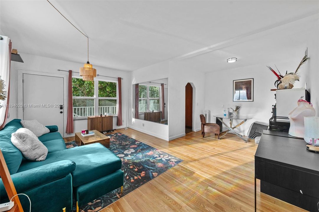 For Sale: $255,000 (1 beds, 1 baths, 650 Square Feet)