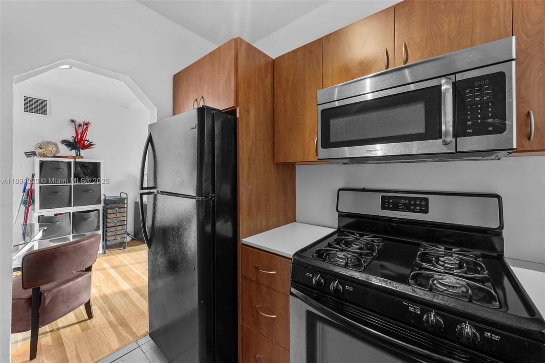 For Sale: $255,000 (1 beds, 1 baths, 650 Square Feet)