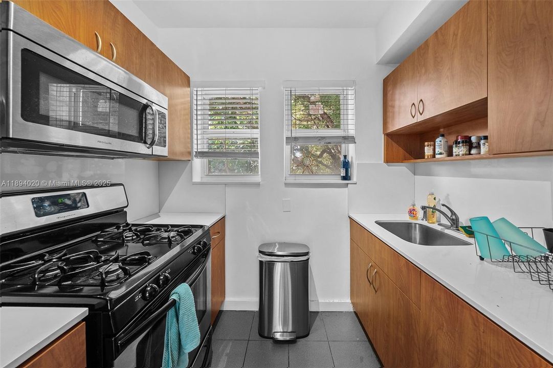 For Sale: $255,000 (1 beds, 1 baths, 650 Square Feet)