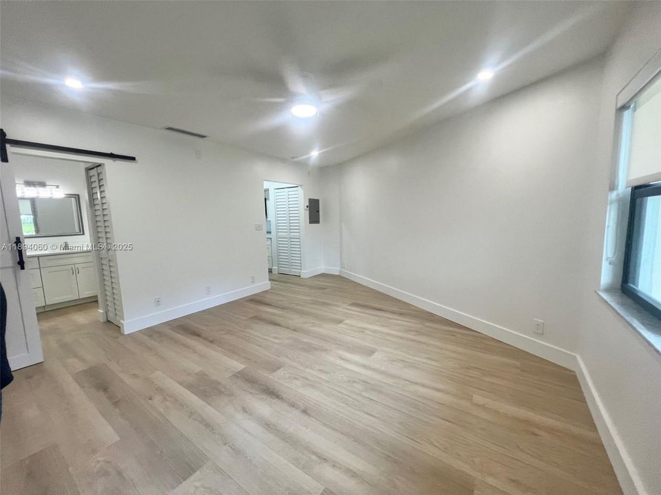 合同活跃: $1,400 (0 贝兹, 1 浴室, 510 平方英尺)