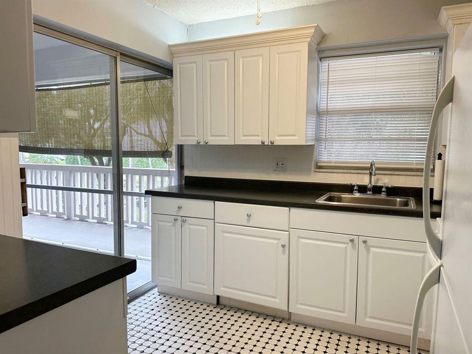 100_Royal_Palm_Way_201_08