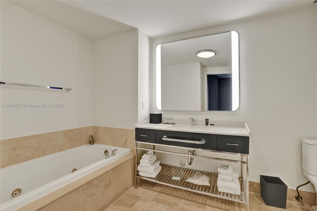 Active With Contract: $830,000 (0 beds, 1 baths, 526 Square Feet)