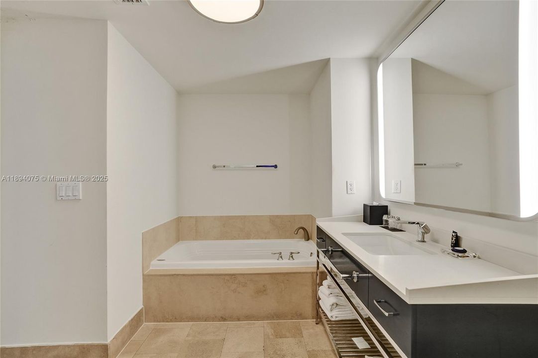 Active With Contract: $830,000 (0 beds, 1 baths, 526 Square Feet)