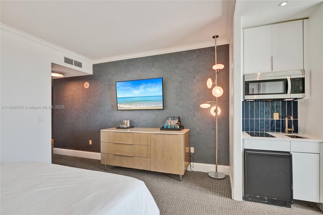 Active With Contract: $830,000 (0 beds, 1 baths, 526 Square Feet)