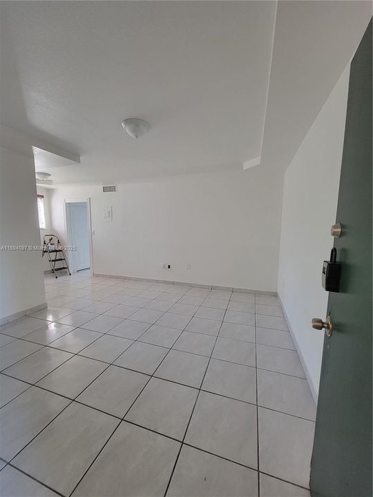 For Rent: $1,500 (1 beds, 1 baths, 564 Square Feet)