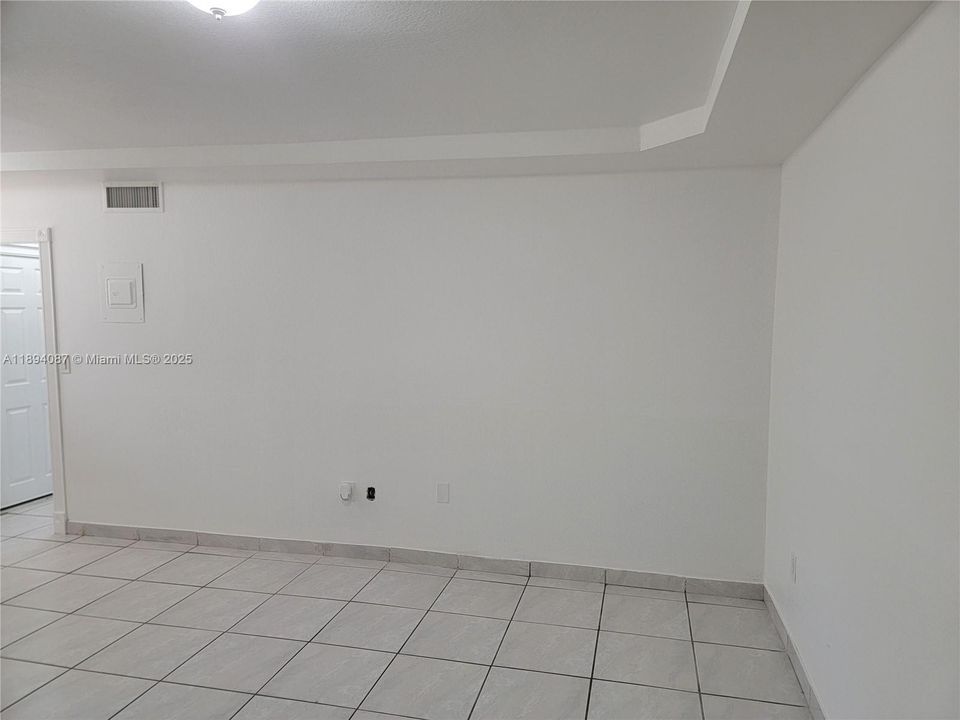 For Rent: $1,500 (1 beds, 1 baths, 564 Square Feet)