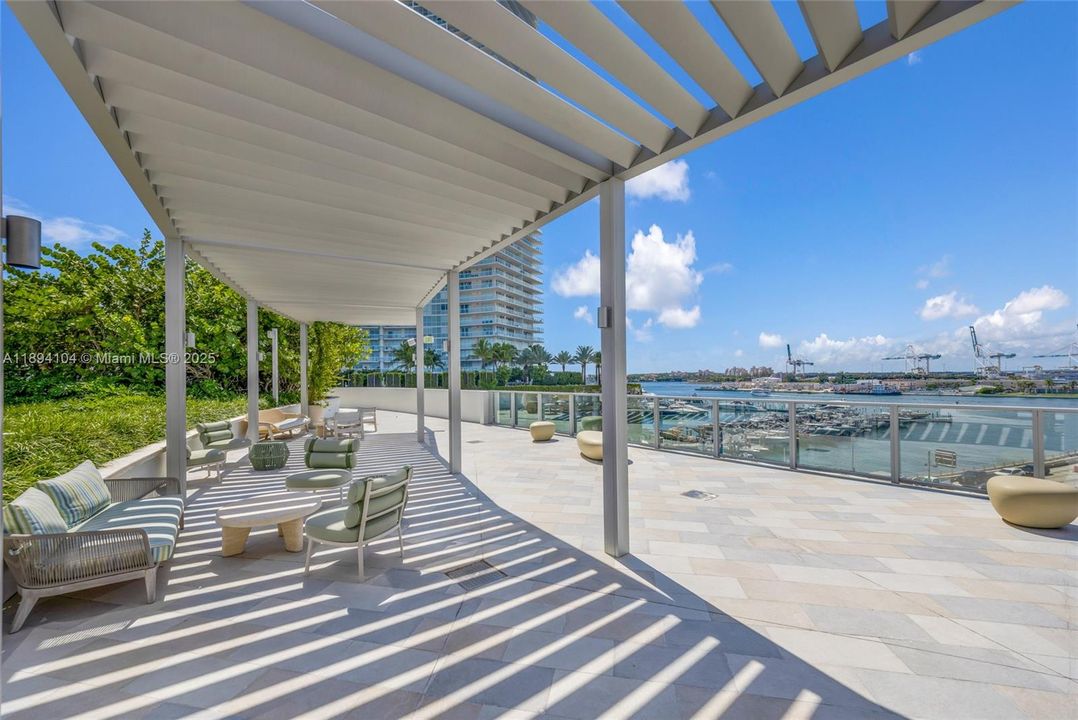 Activo con contrato: $9,300 (1 camas, 1 baños, 886 Pies cuadrados)