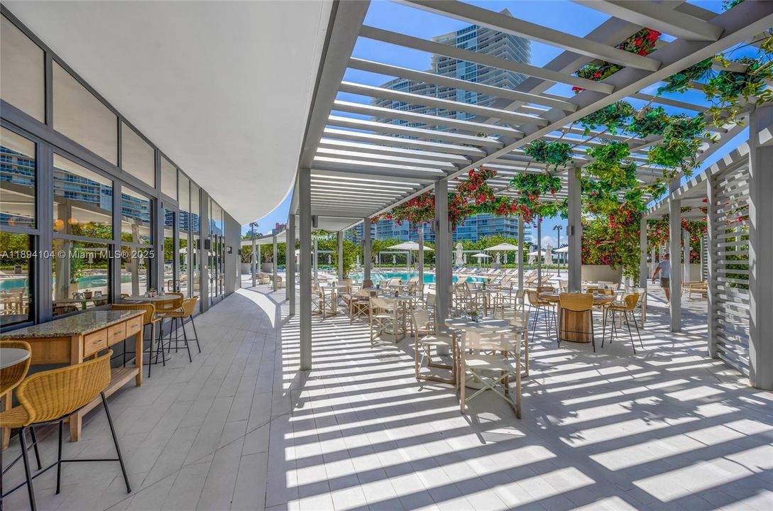 Activo con contrato: $9,300 (1 camas, 1 baños, 886 Pies cuadrados)