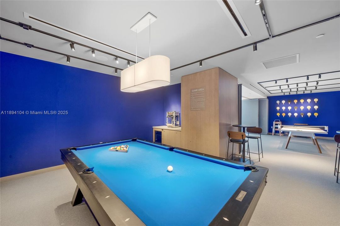 Activo con contrato: $9,300 (1 camas, 1 baños, 886 Pies cuadrados)